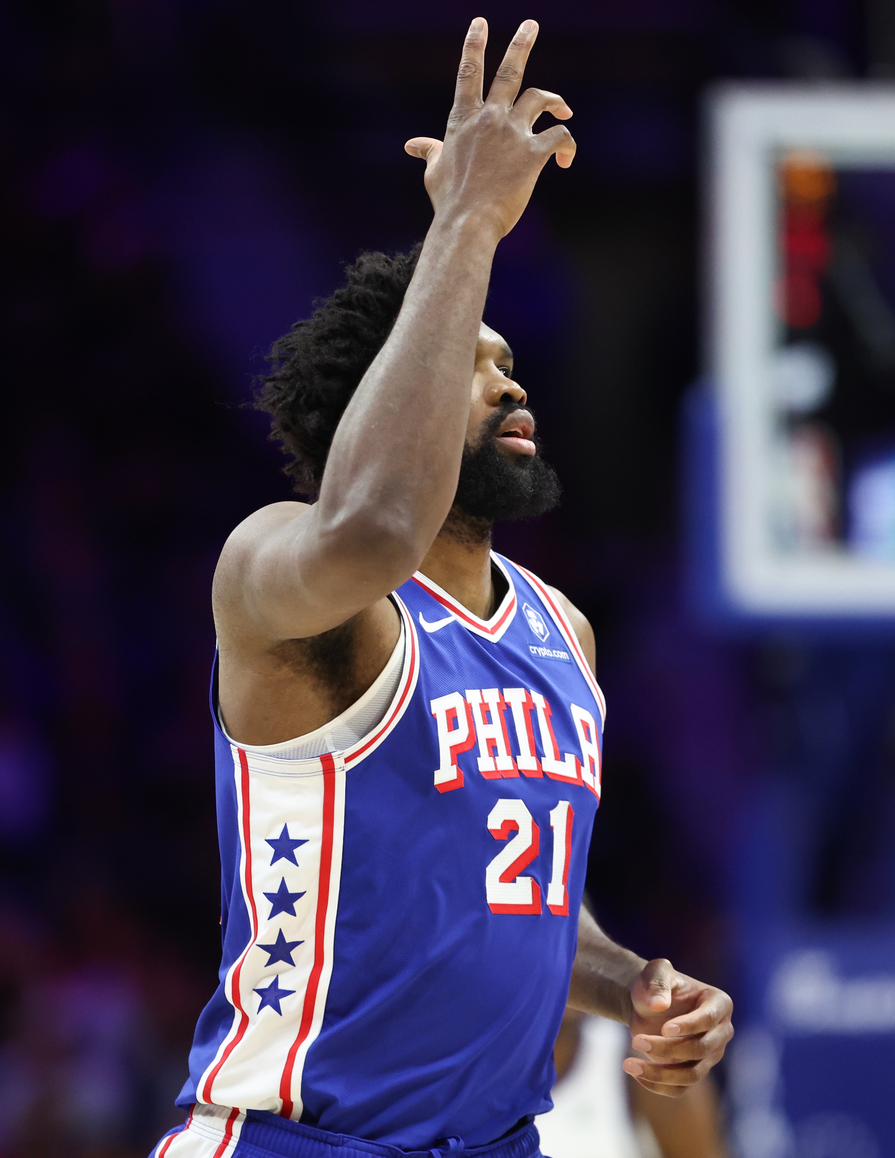 世界杯高清直播-恩比德复出后的两场场均32分6板4.5助1.5帽 投篮55.6% 三分66.7%